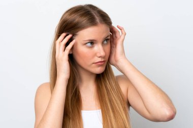 Beyaz arka planda soyutlanmış beyaz bir kadın. Portreyi kapat