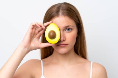 Beyaz arka planda avakado tutan beyaz bir kadın. Portreyi kapat