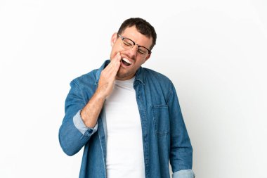 Brezilyalı erkek izole edilmiş beyaz arka planda diş ağrısı çekiyor.