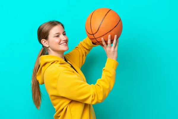 Jonge Kaukasische Vrouw Geïsoleerd Blauwe Achtergrond Spelen Basketbal — Stockfoto