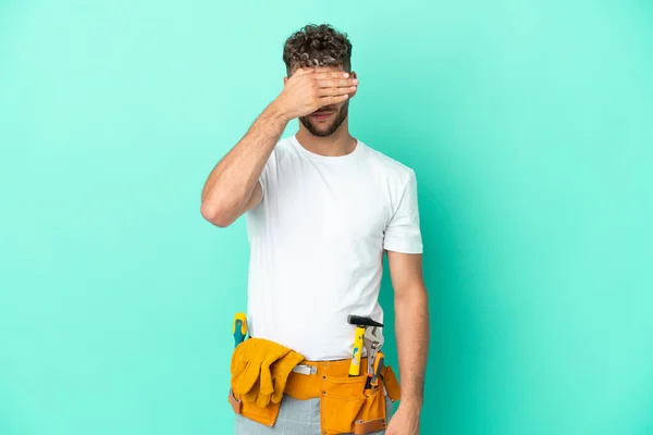 Young Electrician Blonde Man Isolated Green Background Covering Eyes Hands — Stockfoto