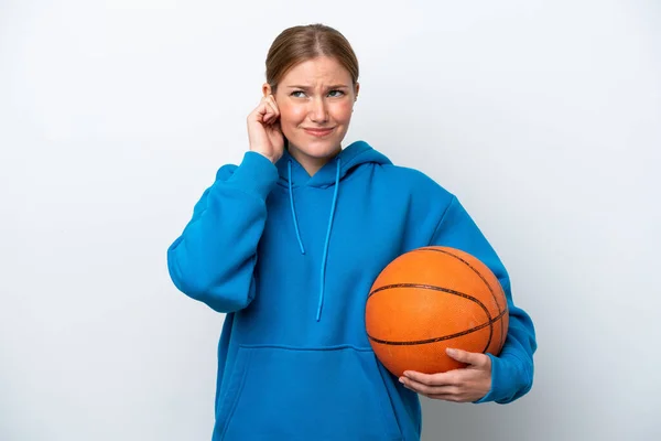 Mladý Kavkazský Žena Hrát Basketbal Izolované Bílém Pozadí Frustrovaný Zakrývající — Stock fotografie