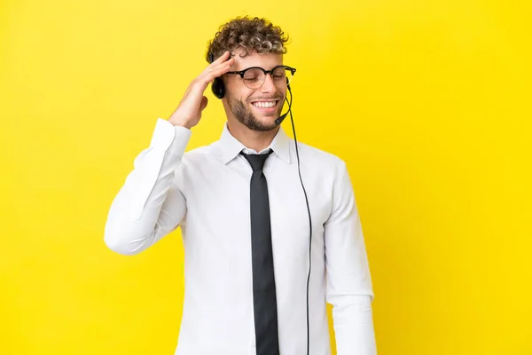 Telemarketer Blonde Man Werken Met Een Headset Geïsoleerd Gele Achtergrond — Stockfoto