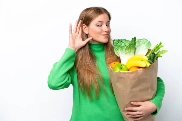 Jonge Blanke Vrouw Houdt Een Boodschappentas Geïsoleerd Witte Achtergrond Luisteren — Stockfoto