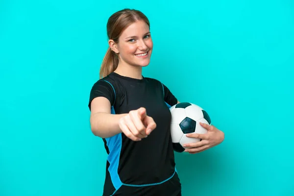 Jovem Caucasiana Isolada Fundo Azul Com Bola Futebol Apontando Para — Fotografia de Stock