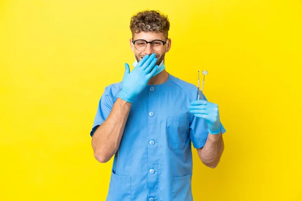 Dentysta Blondynka Mężczyzna Gospodarstwa Narzędzia Izolowane Tle Szczęśliwy Uśmiechnięty Pokrycie — Zdjęcie stockowe