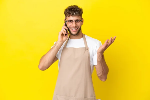 Restauracja Kelner Blondynka Człowiek Odizolowany Żółtym Tle Prowadzenie Rozmowy Telefonu — Zdjęcie stockowe