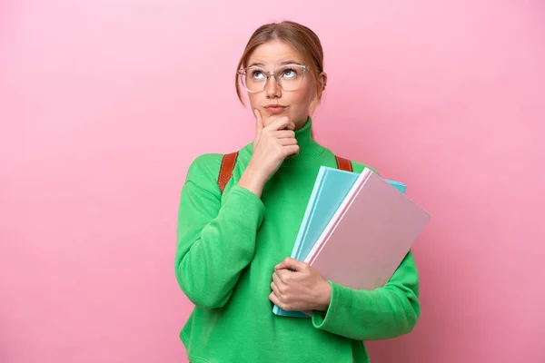 Jonge Kaukasische Student Vrouw Geïsoleerd Roze Achtergrond Met Twijfels — Stockfoto
