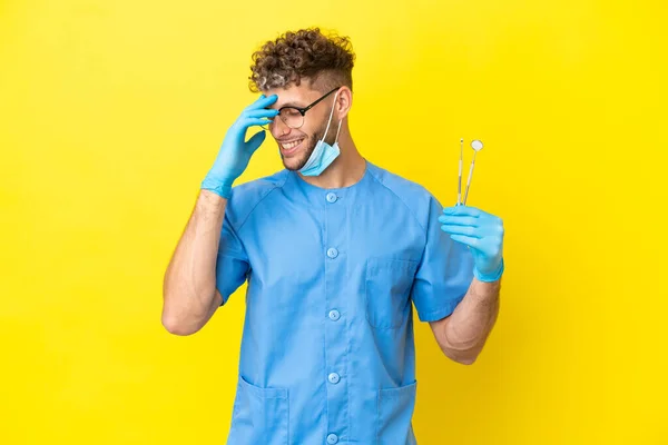 Dentista Loira Homem Segurando Ferramentas Isoladas Fundo Rindo — Fotografia de Stock