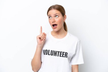 Genç gönüllü bir kadın beyaz arka planda izole edilmiş.