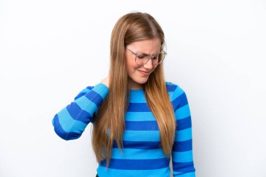 Beyaz arka planda boynu ağrıyan beyaz bir kadın.