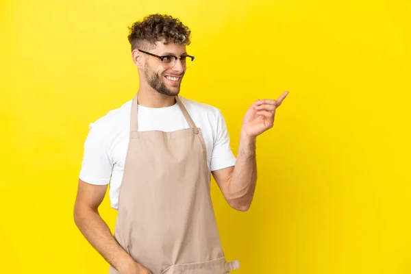 Restaurante Garçom Loiro Homem Isolado Fundo Amarelo Apontando Dedo Para — Fotografia de Stock