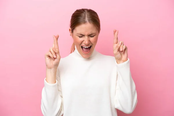 Jonge Kaukasische Vrouw Geïsoleerd Roze Achtergrond Met Vingers Kruisen — Stockfoto