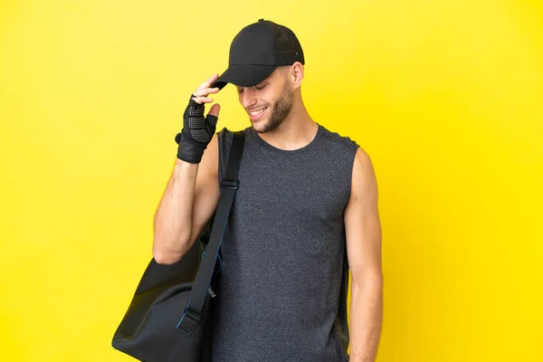 Giovane Uomo Biondo Sport Con Borsa Sportiva Isolato Sfondo Giallo — Foto Stock