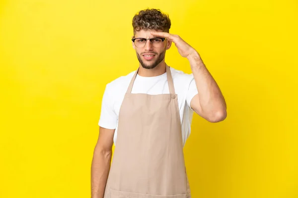 Restaurant Waiter Blonde Man Isolated Yellow Background Looking Far Away — Zdjęcie stockowe