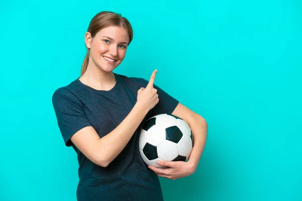 Joven Futbolista Mujer Aislada Sobre Fondo Azul Apuntando Hacia Lado — Foto de Stock