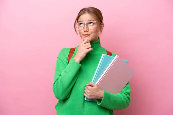 Joven Estudiante Caucásica Aislada Sobre Fondo Rosa Mirando Hacia Arriba — Foto de Stock