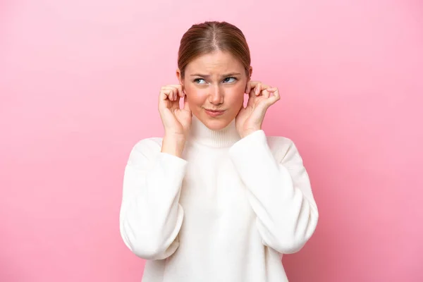 Mladá Běloška Žena Izolované Růžovém Pozadí Frustrované Zakrývající Uši — Stock fotografie