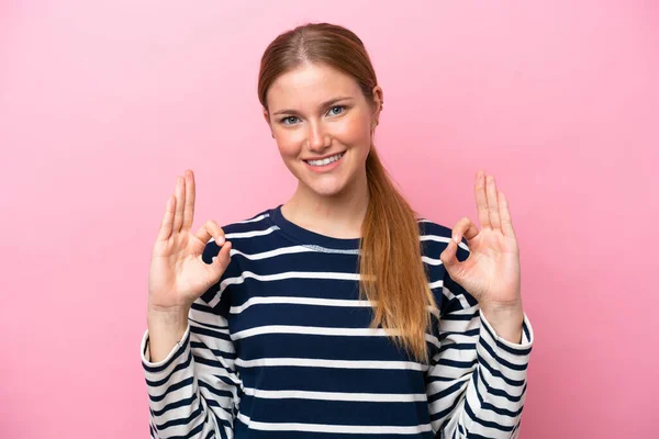 Ung Kaukasisk Kvinna Isolerad Rosa Bakgrund Visar Tecken Med Två — Stockfoto