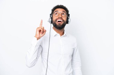 Tele pazarlamacı Brezilyalı bir adam beyaz arka planda izole edilmiş bir kulaklıkla çalışıyor.