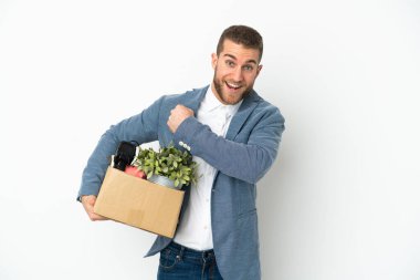 Beyaz arka planda izole edilmiş şeylerle dolu bir kutuyu alıp zaferi kutlayan Kafkasyalı bir genç.