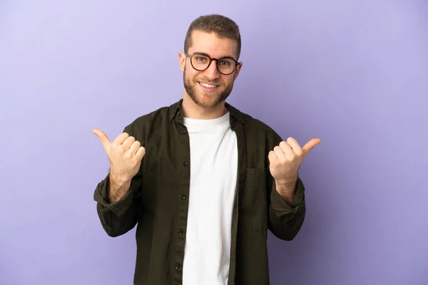 Young Handsome Caucasian Man Isolated Purple Background Thumbs Gesture Smiling — 스톡 사진