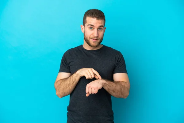 Jeune Bel Homme Caucasien Isolé Sur Fond Bleu Faisant Geste — Photo