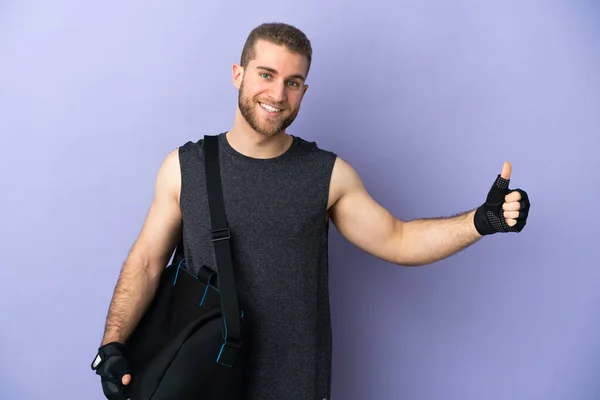 스포츠 가방을 배경에 고립된 청소년 선수가 엄지손가락을 치켜들고 몸짓을 — 스톡 사진