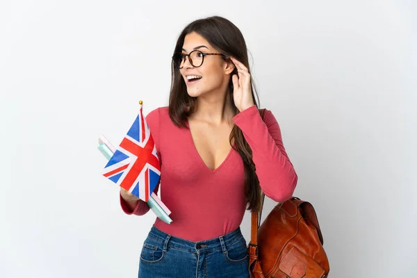 Подростковая Бразильянка Флагом Великобритании Белом Фоне Слушает Прикладывая Руку Уху — стоковое фото