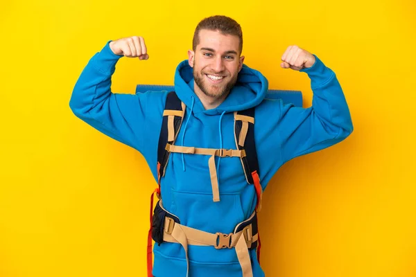 Young Caucasian Mountaineer Man Big Backpack Isolated Yellow Background Doing — Stock Photo, Image