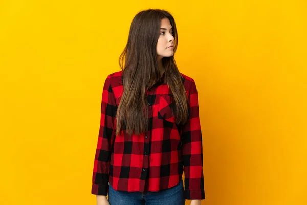 Teenager Brasilianisches Mädchen Isoliert Auf Gelbem Hintergrund Mit Blick Zur — Stockfoto