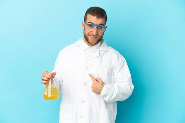 Jeune Homme Scientifique Caucasien Isolé Sur Fond Bleu Avec Expression — Photo