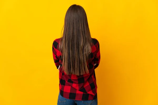 Adolescente Menina Brasileira Isolada Fundo Amarelo Posição Traseira — Fotografia de Stock