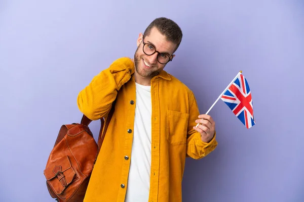 Jeune Homme Caucasien Tenant Drapeau Royaume Uni Isolé Sur Fond — Photo