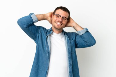 Brezilya 'lı adam izole edilmiş beyaz arka plan gülüyor