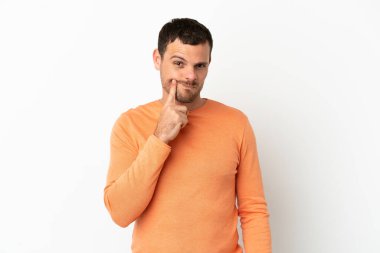 İzole edilmiş beyaz arka planı olan Brezilyalı bir adam