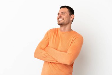 İzole edilmiş beyaz arka planı olan Brezilyalı adam mutlu ve gülümsüyor.