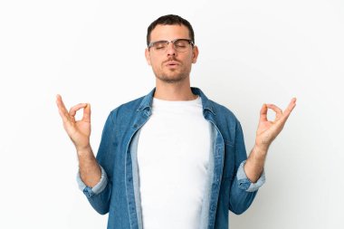 Zen pozunda izole edilmiş beyaz arka planı olan Brezilyalı bir adam