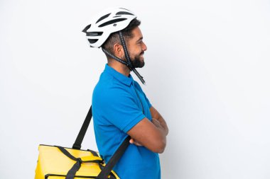 Termal sırt çantalı genç Brezilyalı adam beyaz arka planda yalıtılmış.