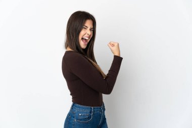 Genç Brezilyalı kız beyaz arka planda izole edilmiş zaferi kutluyor.