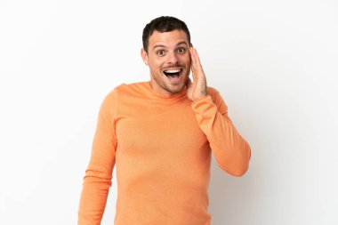 Brezilya 'lı beyaz arka plan üzerinde şaşırmış ve şok olmuş yüz ifadesi olan bir adam.