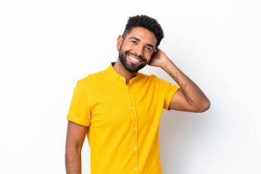 Genç Brezilyalı adam beyaz arka planda izole edilmiş gülüyor.