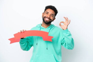 Beyaz arka planda izole edilmiş genç Brezilyalı bir adam boş bir levha tutuyor ve 