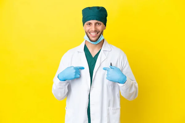 Χειρούργος Ξανθός Άνδρας Πράσινη Στολή Απομονώνεται Κίτρινο Φόντο Έκπληξη Έκφραση — Φωτογραφία Αρχείου