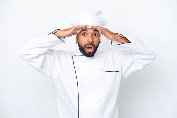 Jovem Chef Brasileiro Isolado Fundo Branco Com Expressão Surpresa — Fotografia de Stock