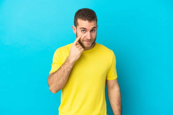 Young Handsome Caucasian Man Isolated Blue Background Showing Something — Stock Photo, Image