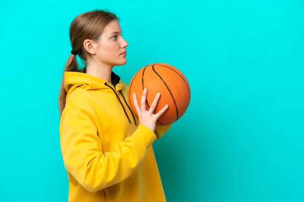 Wanita Muda Kaukasia Terisolasi Latar Belakang Biru Bermain Basket — Stok Foto