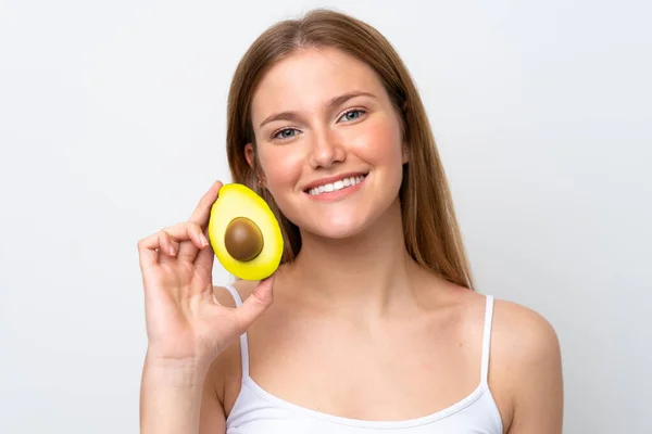 Junge Kaukasische Frau Auf Weißem Hintergrund Die Lächelnd Eine Avocado — Stockfoto