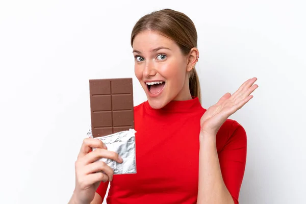 Mladá Běloška Žena Izolované Bílém Pozadí Čokoládovou Tabletu Překvapený — Stock fotografie