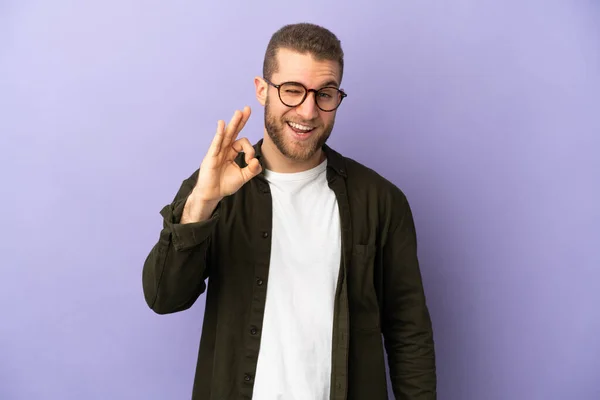Mladý Pohledný Běloch Muž Izolované Fialovém Pozadí Ukazující Znamení Prsty — Stock fotografie